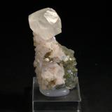 Calcita, Barita y Fluorita<br />Mina Moscona, El Llano, Solís, Corvera de Asturias, Comarca Avilés, Principado de Asturias (Asturias), España<br />5 x 3 cm. (Cristal de calcita: 2 cm).<br /> (Autor: Darío Menéndez)