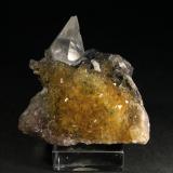 Calcita y Fluorita<br />Mina Moscona, El Llano, Solís, Corvera de Asturias, Comarca Avilés, Principado de Asturias (Asturias), España<br />5,5 x 5,2 cm. (Cristal de calcita: 2 cm).<br /> (Autor: Darío Menéndez)