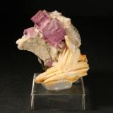 Fluorita y Barita<br />La Cabaña, Valdelmar, zona minera de Berbes, Berbes, Ribadesella, Comarca Oriente, Principado de Asturias (Asturias), España<br />4,5 x 3,4 cm. (Cristal mayor: 1.1 cm).<br /> (Autor: Darío Menéndez)