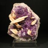 Fluorita y Barita<br />La Cabaña, Valdelmar, zona minera de Berbes, Berbes, Ribadesella, Comarca Oriente, Principado de Asturias (Asturias), España<br />8 x 8 cm. (Cristal mayor: 1 cm).<br /> (Autor: Darío Menéndez)