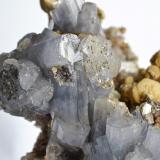 Fluorapatito (grupo Apatito), Siderita<br />Minas da Panasqueira, Aldeia de São Francisco de Assis, Covilhã, Castelo Branco, Cova da Beira, Centro, Portugal<br />5,5 x 3,5 x 3 cm.<br /> (Autor: Raúl S. Llorente)