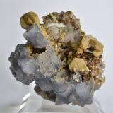 Fluorapatito (grupo Apatito), Siderita<br />Minas da Panasqueira, Aldeia de São Francisco de Assis, Covilhã, Castelo Branco, Cova da Beira, Centro, Portugal<br />5,5 x 3,5 x 3cm<br /> (Autor: Raúl S. Llorente)
