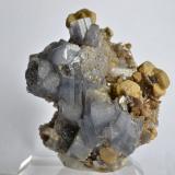 Fluorapatito (grupo Apatito), Siderita<br />Minas da Panasqueira, Aldeia de São Francisco de Assis, Covilhã, Castelo Branco, Cova da Beira, Centro, Portugal<br />5,5 x 3,5 x 3 cm.<br /> (Autor: Raúl S. Llorente)