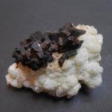 Babingtonita y Prehnita<br />Indicios de Babingtonita, Qiaojia, Prefectura Zhaotong, Provincia Yunnan, China<br />7 x 4 x 4 cm<br /> (Autor: Antonio Alcaide)