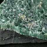 Muscovite (variety fuchsite), PyriteTrabajos en carretera Pauna-San Pablo de Borbur (Mina de la Carretera), Municipio Pauna, Cinturón Esmeraldífero Occidental, Departamento Boyacá, Colombia55x32x11mm (Author: Fiebre Verde)