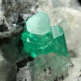 Beryl (variety emerald), Calcite, PyriteMuzo (distrito minero), Cinturón Esmeraldífero Occidental, Departamento Boyacá, Colombia65x90x85mm, aggregate=14x9mm (Author: Fiebre Verde)