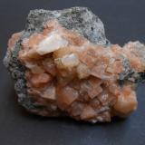 Chabazita-Ca y Estilbita-Ca<br />Zona Imilchil, Anti-Atlas, Provincia Er Rachidia, Región Drâa-Tafilalet, Marruecos<br />8 x 5 x 3,5 cm<br /> (Autor: Antonio Alcaide)