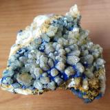 Calcita y AzuritaMina Teresita (Mina Aramo; Minas de Texeo), Llamo, Riosa, Comarca de Oviedo, Principado de Asturias (Asturias), España10 cm x 9 cm (Autor: Javi Llamazares)