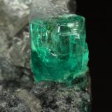 Beryl (variety emerald), Calcite, PyriteCoscuez (distrito minero), Municipio San Pablo de Borbur, Cinturón Esmeraldífero Occidental, Departamento Boyacá, Colombia27x41x19mm, xl=7mm (Author: Fiebre Verde)