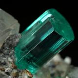 Beryl (variety emerald), Albite (variety cleavelandite), Dolomite, Pyrite<br />Chivor mining district, Manantial Mine, Municipio Chivor, Eastern Emerald Belt, Boyacá Department, Colombia<br />32mm across, main xl=9mm<br /> (Author: Fiebre Verde)