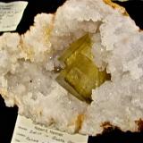 Barite on QuartzMission Valley Ravine, Monroe County, Indiana, USA4.5 cm x 3.3 cm x 1.0 cm thick (Author: Bob Harman)