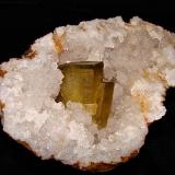 Barite on Quartz<br />Mission Valley Ravine, Monroe County, Indiana, USA<br />barite is 4.5 cm x 3.3 cm x 1.0 cm thick<br /> (Author: Bob Harman)