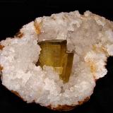 Barite on QuartzMission Valley Ravine, Monroe County, Indiana, USAbarite is 4.5 cm x 3.3 cm x 1.0 cm thick (Author: Bob Harman)