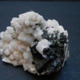 Diópsido (variedad Diópsido de Cromo) y Albita<br />Valle Tormiq, Distrito Baltistán, Gilgit-Baltistan (Áreas del Norte), Paquistán<br />7,5 x 5 x 4 cm<br /> (Autor: Antonio Alcaide)