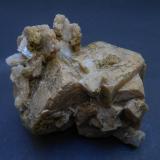 Fluorapofilita-(K) y Estilbita-(Ca)<br />Distrito Jalgaon, Maharashtra, India<br />8,5 x 6 x 6 cm<br /> (Autor: Antonio Alcaide)