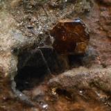 Vesubianita (Vesuvianita) y BiotitaComplesso Somma-Vesuvio, Ciudad metropolitana de Nápoles, Campania, Italia6 x 5,5 x 4 cm (Autor: Antonio Alcaide)