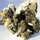 Epidota, Prehnita, Estilbita (Serie)<br />Labores Sandaré, Sandaré, Arrondissement Sandaré, Cercle Nioro du Sahel, Región Kayes, Mali<br />82 x 62 x 55 mm.<br /> (Autor: José Luis Zamora)