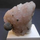 Pirita y FluoritaXiefang Mine, Ruijin, Ganzhou Prefecture, Jiangxi Province, China7 x 6 x 3,5 cm (Autor: Antonio Alcaide)