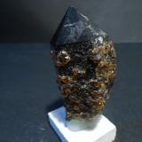 Cuarzo (variedad Ahumado) y Spessartina (Espesartina)<br />Catas Spessartina Wushan, Tongbei, Yunxiao, Prefectura Zhangzhou, Provincia Fujian, China<br />6 x 3,5 x 3 cm<br /> (Autor: Antonio Alcaide)