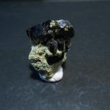 Epidota<br />Mina Handan, Wu'an, Prefectura Handan, Provincia Hebei, China<br />4 x 2,5 x 2,5 cm<br /> (Autor: Antonio Alcaide)