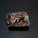 Rhodizita-Londonita (Serie) y Elbaita (variedad rubelita)<br />campo de pegmatitas Tetezantsio-Andoabatokely, Andrembesoa, Distrito Betafo, Región Vakinankaratra, Madagascar<br />3,5 x 2 x 2 cm<br /> (Autor: Antonio Alcaide)