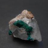 Dioptasa y Calcita<br />Depósito Altyn-Tyube, Zona Altyn-Tyube, Estepas Kirguises, Región Karaganda, Kazajstán<br />5,5 x 4 x 3 cm<br /> (Autor: Antonio Alcaide)