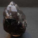 Cuarzo (variedad ahumado)<br />Formación Papachacra, granito El Portezuelo, Departamento Belén, Provincia Catamarca, Argentina<br />7,5 x 5 x 4 cm<br /> (Autor: Antonio Alcaide)