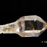 Cuarzo<br />Song Xia Cun,Heshan, Yiyang, Hunan,China<br />5 x 2.5 cm<br /> (Autor: Ricardo Fimia)