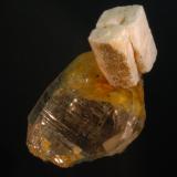 Cuarzo  y Albita<br />Shigar Valley, Skardu, Baltistan , Paquistán.<br />6 x 4 cm<br /> (Autor: Ricardo Fimia)