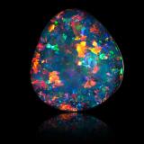 Opal<br />6 Mile Field, Lightning Ridge, Finch County, New South Wales, Australia<br />2,5	x	2,5	x	1,0	cm<br /> (Author: MIM Museum)