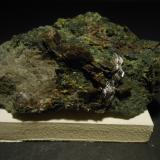 Axinita-(Fe) y Epidota<br />Concesión Acedo (Cantera Juanona), Juanona, Antequera, Comarca de Antequera, Málaga, Andalucía, España<br />9,5 x 5,5 x 4 cm<br /> (Autor: Antonio Alcaide)