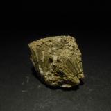 Clinozoisita<br />Yacimiento de Pradollano, Pradollano, Monachil, Comarca Vega de Granada, Granada, Andalucía, España<br />4 x 4 x 2,5 cm<br /> (Autor: Antonio Alcaide)
