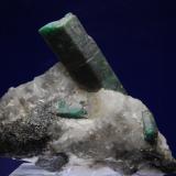 Berilo (variedad esmeralda)<br />Distrito minero Carnaiba, Complejo ultramáfico Campo Formoso, Pindobaçu, Centro-Norte Baiano, Bahia, Región Nordeste, Brasil<br />9 x 9 cm<br /> (Autor: Ricardo Fimia)