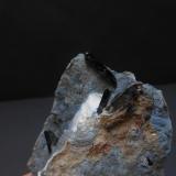 Neptunita<br />Mina California State Gem (Benitoite Gem Mine), Zona San Benito River headwaters, Pico Santa Rita, Distrito New Idria, Condado San Benito, California, USA<br />9 x 6 x 2,5 cm<br /> (Autor: Antonio Alcaide)