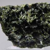 Epidota<br />Barranc de les Collades, Pantà d'Escales, Casterner de les Olles, Tremp, Comarca Pallars Jussà, Lérida / Lleida, Cataluña / Catalunya, España<br />9 x 9 cm<br /> (Autor: Ricardo Fimia)