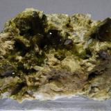 Epidota<br />Val di Viù, Valles Lanzo (Valli di Lanzo), Provincia Ciudad metropolitana de Turín, Piamonte (Piemonte), Italia<br />9 x 6 x 4 cm<br /> (Autor: Ricardo Fimia)
