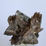 Axinita-(Mn), Epidota<br />Canta, Distrito Canta, Provincia Canta, Departamento Lima, Perú<br />5 x 4,2 x 3 cm.<br /> (Autor: Raúl S. Llorente)