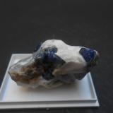 Benitoita<br />Mina California State Gem (Benitoite Gem Mine), Zona San Benito River headwaters, Pico Santa Rita, Distrito New Idria, Condado San Benito, California, USA<br />5 x 3,5 x 2,5 cm<br /> (Autor: Antonio Alcaide)