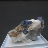 Benitoita<br />Mina California State Gem (Benitoite Gem Mine), Zona San Benito River headwaters, Pico Santa Rita, Distrito New Idria, Condado San Benito, California, USA<br />5 x 3,5 x 2,5 cm<br /> (Autor: Antonio Alcaide)