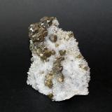 Sphalerite (variety cleiophane) on QuartzMina Krushev dol, Zona minera Madan, Montes Rhodope, Smolyan Oblast, Bulgaria70mm x 75mm x 60mm (Author: Philippe Durand)