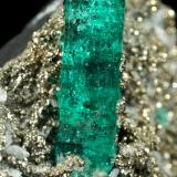 Beryl (variety emerald), Albite (variety cleavelandite), Pyrite<br />Chivor mining district, Palo Arañado Mine, Municipio Chivor, Eastern Emerald Belt, Boyacá Department, Colombia<br />38x35x18mm, largest xl=20mm<br /> (Author: Fiebre Verde)