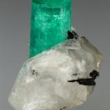 Beryl (variety emerald), Calcite<br />La Pita mining district, Municipio Maripí, Western Emerald Belt, Boyacá Department, Colombia<br />xl=25x8mm<br /> (Author: Fiebre Verde)