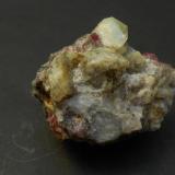 Rhodizita y Elbaita<br />campo de pegmatitas Tetezantsio-Andoabatokely, Andrembesoa, Distrito Betafo, Región Vakinankaratra, Madagascar<br />6 x 4,5 x 3,5 cm<br /> (Autor: Antonio Alcaide)