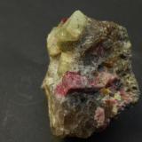 Rhodizita y Elbaita<br />campo de pegmatitas Tetezantsio-Andoabatokely, Andrembesoa, Distrito Betafo, Región Vakinankaratra, Madagascar<br />6 x 4,5 x 3,5 cm<br /> (Autor: Antonio Alcaide)