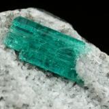 Beryl (variety emerald), Albite (variety cleavelandite)<br />Chivor mining district, Municipio Chivor, Eastern Emerald Belt, Boyacá Department, Colombia<br />35x32x20mm, xl=9mm<br /> (Author: Fiebre Verde)