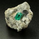 Beryl (variety emerald), Calcite, Dolomite<br />Chivor mining district, Municipio Chivor, Eastern Emerald Belt, Boyacá Department, Colombia<br />22x20x20mm, xl=5mm<br /> (Author: Fiebre Verde)