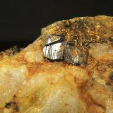 Casiterita<br />Mina Amalia Juliana, Dehesa de la Zarzuela-Río Guarrizas, Vilches, Comarca El Condado, Jaén, Andalucía, España<br />3,5 x 4,5 x 3 cm.<br /> (Autor: Felipe Abolafia)