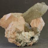 Clinozoisita con Cuarzo y MicroclinaBustarviejo, Comarca Sierra Norte, Comunidad de Madrid, España68x52x30 mm (Autor: Juan Espino)