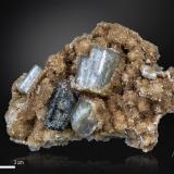 Fluorapatito con Stilbita-Ca y Chorlo<br />Zona Imilchil, Anti-Atlas, Provincia Er Rachidia, Región Drâa-Tafilalet, Marruecos<br />100 x 66 mm<br /> (Autor: Manuel Mesa)