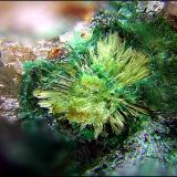 Agardita-(Y) sobre MalaquitaSan Guillermo Mine, El Guijo, Comarca Los Pedroches, Córdoba, Andalusia, SpainCampo de visión de 3 mm. (Autor: Antonio Carmona)